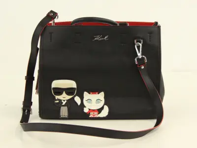 Karl Lagerfeld – Karl in Tokyo collectie zwarte lederen handtas met rode binnenkant – kavel bij De Kringwinkel, Antwerpen