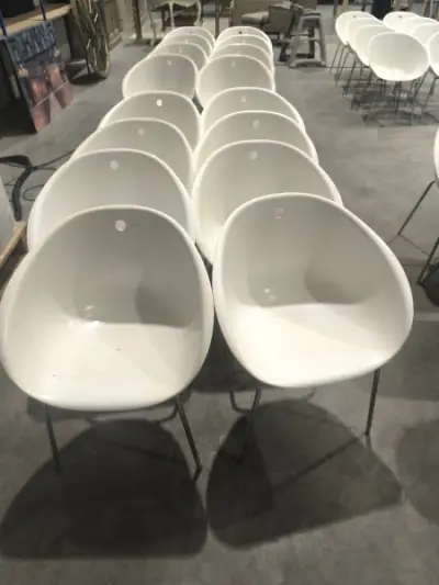 8 stoelen met witte PVC-zitting – kavel bij Auctionline, Anderlecht
