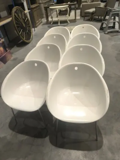8 stoelen met witte PVC-zitting – kavel bij Auctionline, Anderlecht