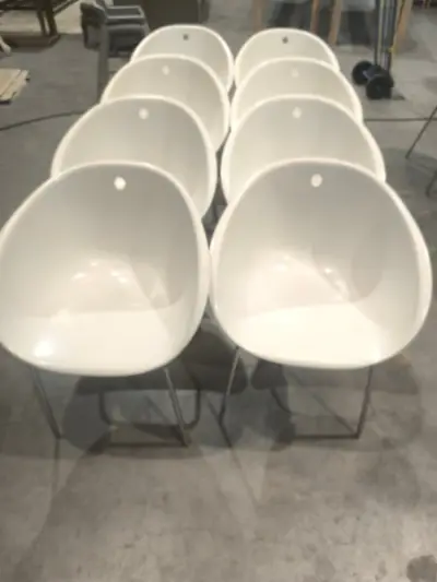 8 stoelen met witte PVC-zitting – kavel bij Auctionline, Anderlecht