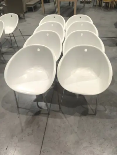 8 stoelen met witte PVC-zitting – kavel bij Auctionline, Anderlecht