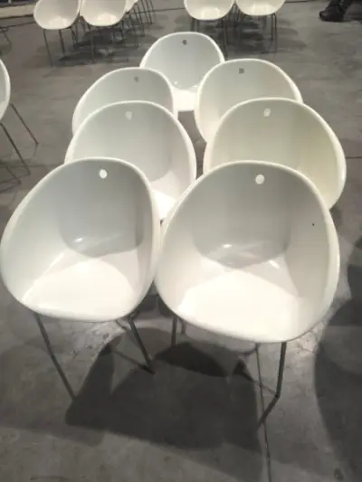 7 stoelen met witte PVC-schaal – kavel bij Auctionline, Anderlecht