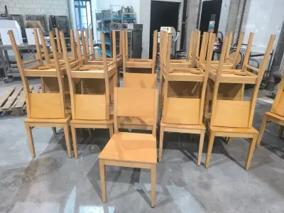 20 bruine houten stoelen – kavel bij Auctionline, Anderlecht