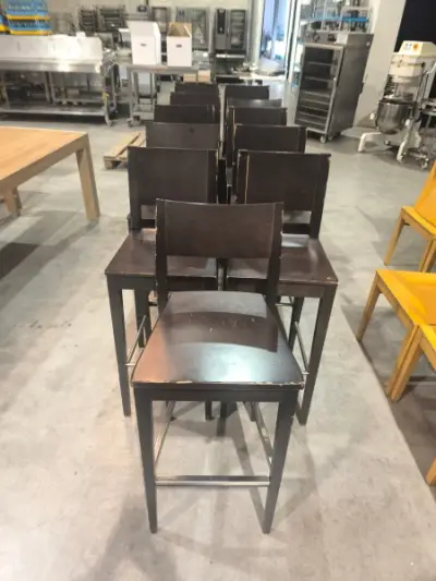 11 donkerbruine houten krukken – kavel bij Auctionline, Anderlecht