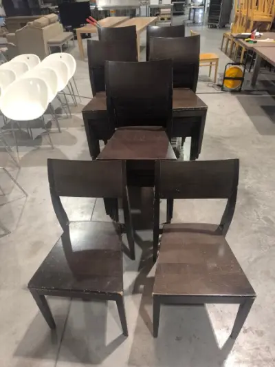 27 donkerbruine houten stoelen – kavel bij Auctionline, Anderlecht