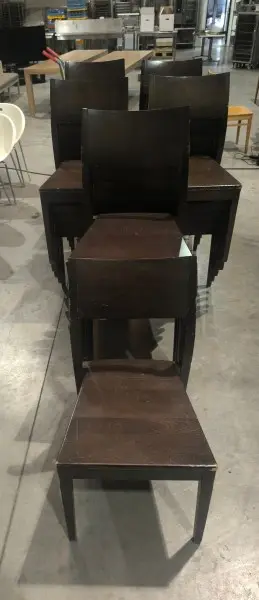 26 donkerbruine houten stoelen – kavel bij Auctionline, Anderlecht