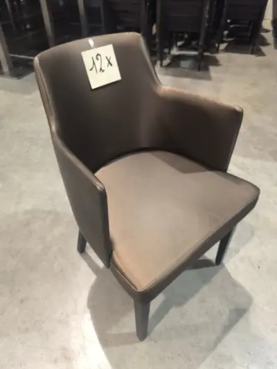12 stoelen met glanzend bruine stoffen bekleding – kavel bij Auctionline, Anderlecht
