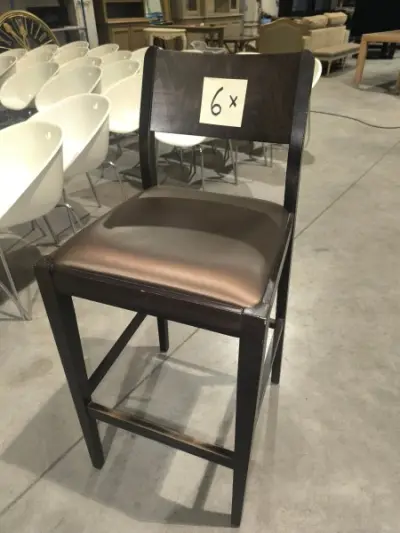 6 bruine houten krukken met glanzend bruine stoffen bekleding – kavel bij Auctionline, Anderlecht