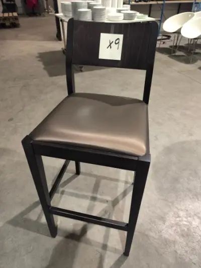 9 krukken van bruin hout met glanzend bruine bekleding – kavel bij Auctionline, Anderlecht