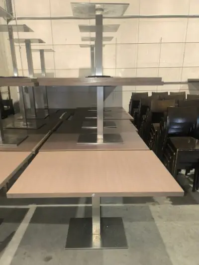 13 rechthoekige tafels van bruin hout met roestvrijstalen middenpoot (130x80) – kavel bij Auctionline, Anderlecht
