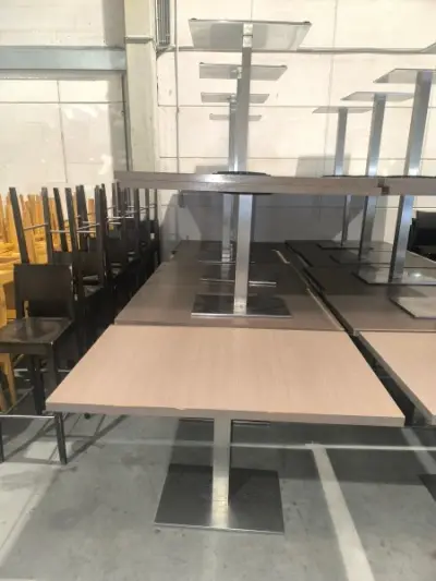 13 rechthoekige tafels van bruin hout met roestvrijstalen middenpoot (130x80) – kavel bij Auctionline, Anderlecht