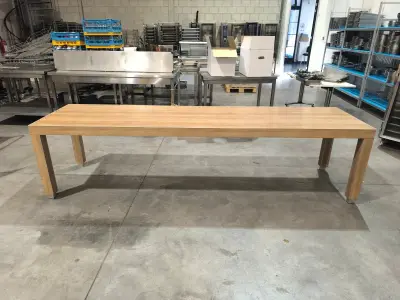 Één rechthoekige tafel van bruin hout (290x75x hoogte 73) - B – kavel bij Auctionline, Anderlecht