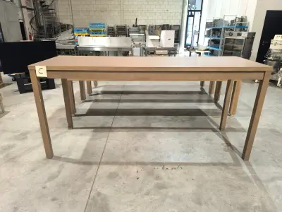 Één hoge rechthoekige tafel van bruin hout (240x80x hoogte 110) - C – kavel bij Auctionline, Anderlecht