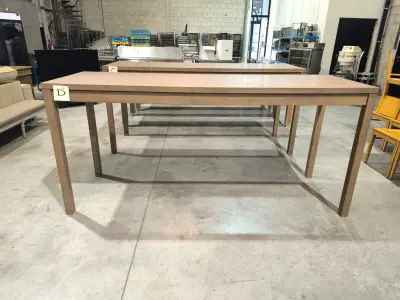 Een rechthoekige hoge tafel van bruin hout (240x80xht 110) - D – kavel bij Auctionline, Anderlecht