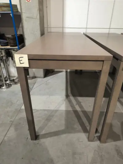 Een rechthoekige hoge tafel van bruin hout (220x80xht 110) - E – kavel bij Auctionline, Anderlecht
