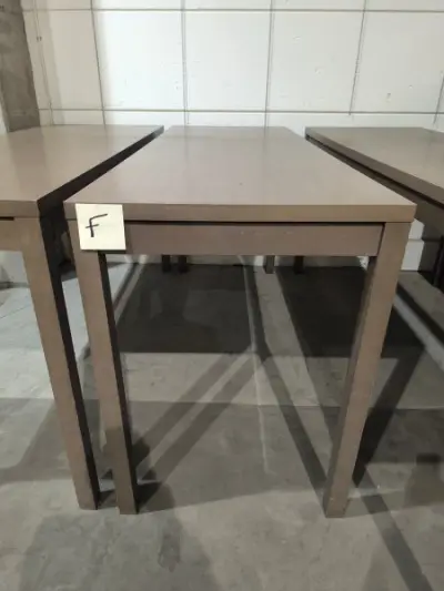 Een rechthoekige hoge tafel van bruin hout (220x80xht 110) - F – kavel bij Auctionline, Anderlecht