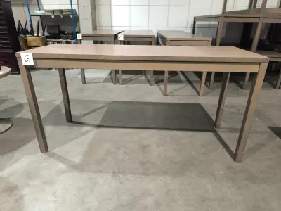 Een rechthoekige hoge tafel van bruin hout (220x80xht 110) - G – kavel bij Auctionline, Anderlecht