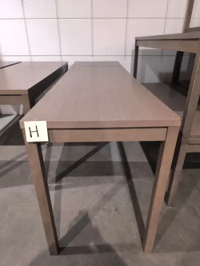 Een rechthoekige hoge tafel van bruin hout (283x80xht 110) - H – kavel bij Auctionline, Anderlecht