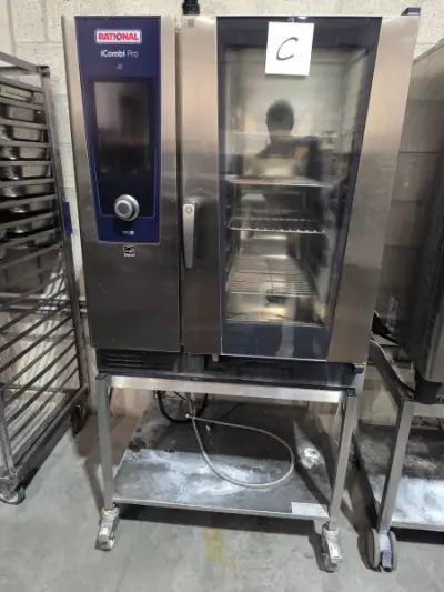 Een professionele roestvrijstalen combi-oven (stoom, hetelucht en combinatie van beide) RATIONAL I COMBI PRO op een onderstel met wieltjes (85x78x171) – kavel bij Auctionline, Ande