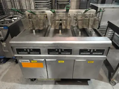 Een professionele drievoudige friteuse (6 manden) van FRYMASTER, van roestvrij staal (119x79x115) – kavel bij Auctionline, Anderlecht