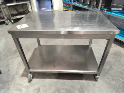 Een roestvrijstalen werktafel op wieltjes (110x70x88) - A – kavel bij Auctionline, Anderlecht