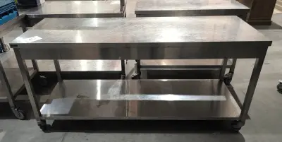 Een roestvrijstalen werktafel op wieltjes (190x70x90) - C – kavel bij Auctionline, Anderlecht