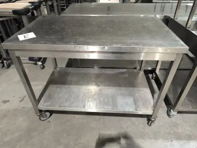 Een roestvrijstalen werktafel op wieltjes (120x70x92) - E – kavel bij Auctionline, Anderlecht