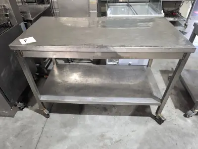 Een roestvrijstalen werktafel op wieltjes (140x70x95) - F – kavel bij Auctionline, Anderlecht