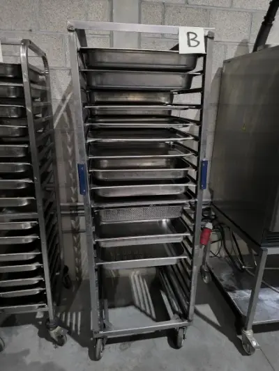 Een roestvrijstalen kar op wieltjes met bijbehorende ovenschalen - B – kavel bij Auctionline, Anderlecht