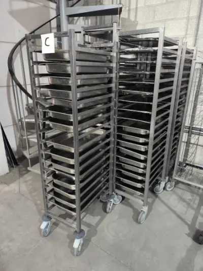 Een set van 6 roestvrijstalen karren op wieltjes met bijbehorende ovenschalen - C – kavel bij Auctionline, Anderlecht