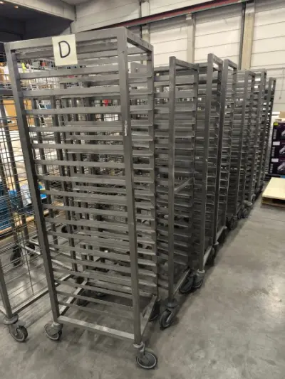 Een set van 10 roestvrijstalen karretjes op wieltjes (zonder schalen) - D – kavel bij Auctionline, Anderlecht