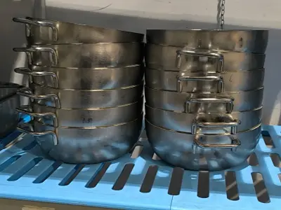Een set van 11 roestvrijstalen pannen (1 handvat) 18/10 van DEMEYERE – geschikt voor alle warmtebronnen en inductie – kavel bij Auctionline, Anderlecht