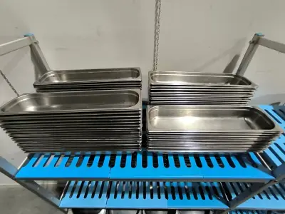 Een set rechthoekige gastronormbakken van roestvrij staal (52,5 x 16) – kavel bij Auctionline, Anderlecht