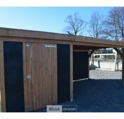 Buitenverblijf met berging douglas afm 300x300cm, 700x300x245x230cm – kavel bij Belga Veilingen, Lummen