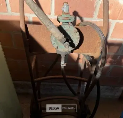 Vintage handbediende roterende vatenpomp – kavel bij Belga Veilingen, Zonhoven