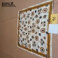 Zijden sjaal Nina Ricci – kavel bij BOPA Auctions, Hooglede