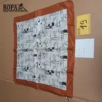 Zijden sjaal Nina Ricci – kavel bij BOPA Auctions, Hooglede