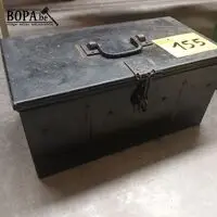 Metalen zwarte kist – kavel bij BOPA Auctions, Hooglede