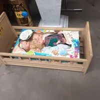 Poppenbedje met poppen – kavel bij BOPA Auctions, Hooglede