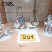 Porseleinen kinderen met ganzen. 3 stuks – kavel bij BOPA Auctions, Hooglede
