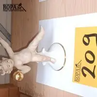Porseleinen jongen met bal – kavel bij BOPA Auctions, Hooglede