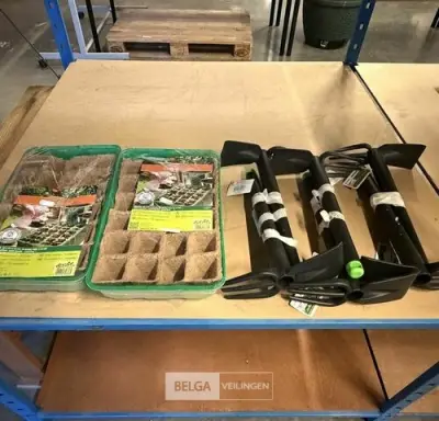 Tuinharken (6x ) en kweeksetjes (2x) – kavel bij Belga Veilingen