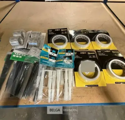Lot van 5 rollen foamtape + 4 spuitmonden – kavel bij Belga Veilingen