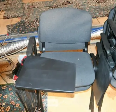 Stoelen met schrijfplank (11x) – kavel bij Belga Veilingen, Hasselt