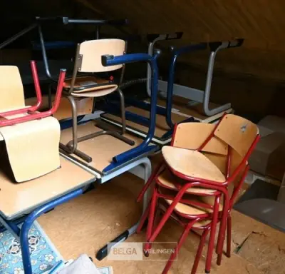 Houten kindertafeltje met kinderstoeltjes (7x) – kavel bij Belga Veilingen, Hasselt