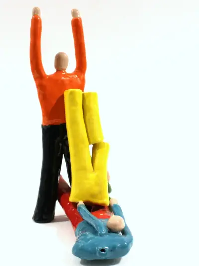 Kleurrijke keramische sculptuur – Drie figuren in acrobatische compositie – kavel bij De Kringwinkel, Dilsen