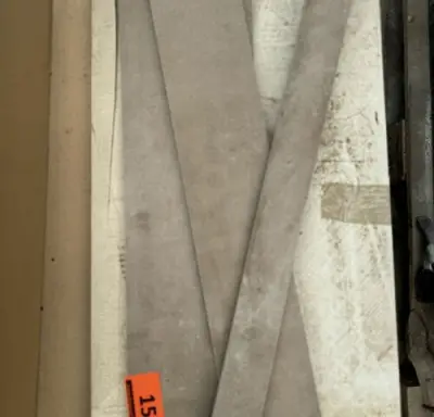 Pallet met div plinten – kavel bij Belga Veilingen, Lummen