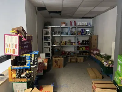 Partij voedingswaren met opbergrekken – kavel bij VH Auctions