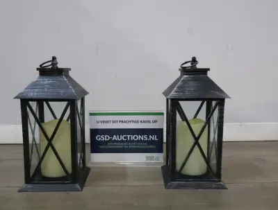 Set van 2 zwarte metalen lantaarns met LED-kaars – kavel bij GSD Auctions, Zoeterwoude