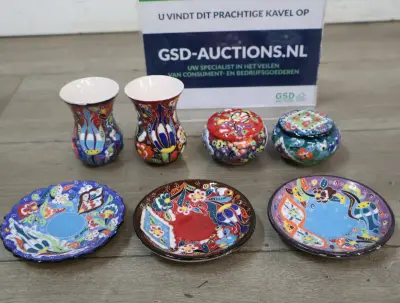 Set van handbeschilderde sierbordjes en vaasjes – kavel bij GSD Auctions, Zoeterwoude